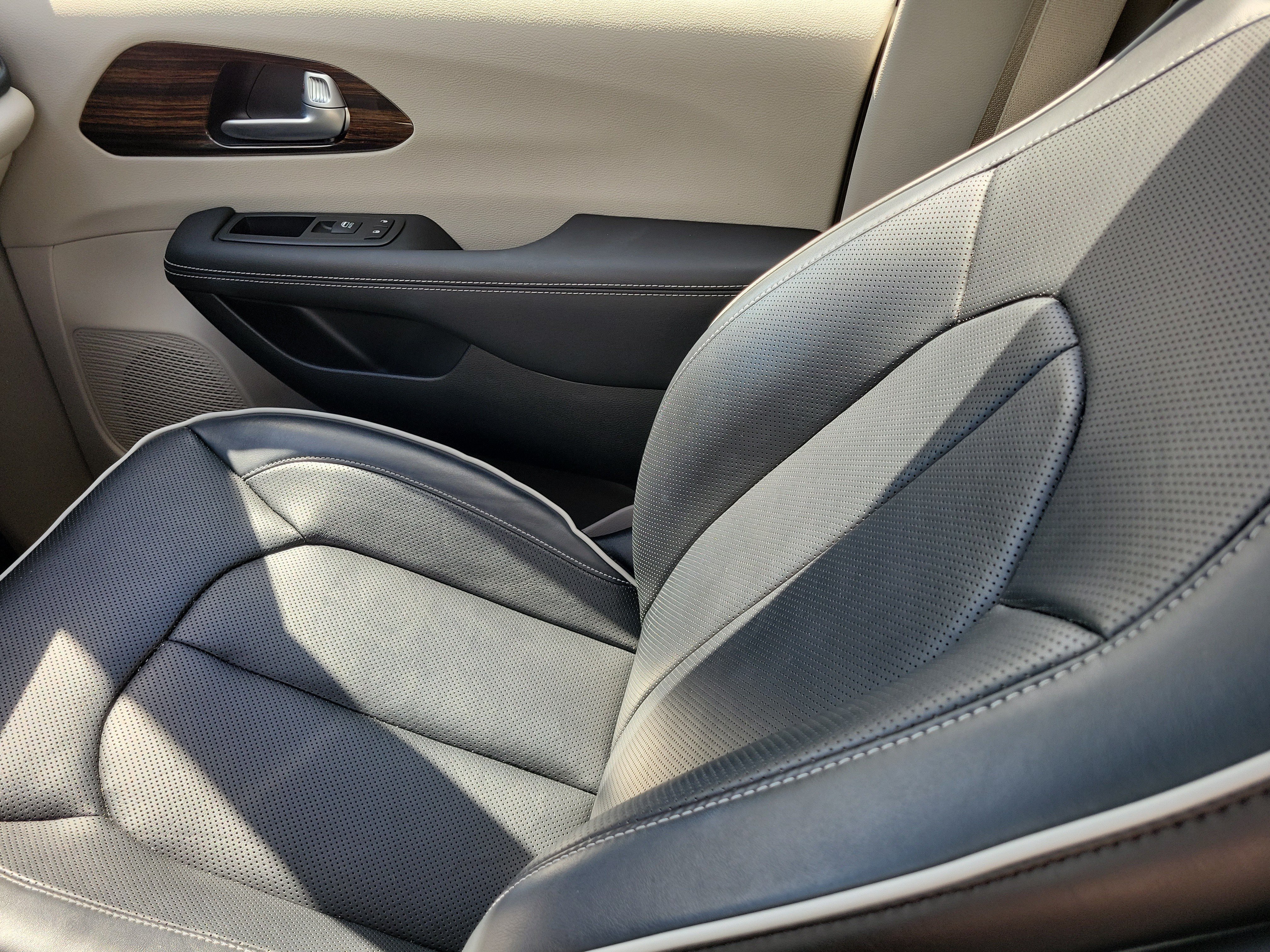 Used 2023 Chrysler Pacifica Limited FWD image 18