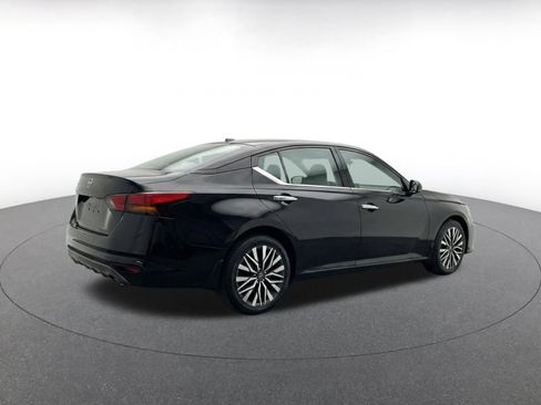 Used 2025 Nissan Altima 2.5 SV FWD image 11