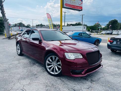 Used 2019 Chrysler 300 Touring w/ Chrome Appearance Package RWD image 2