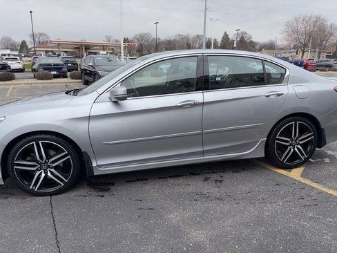 Used 2017 Honda Accord Touring image 5