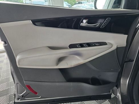 Used 2019 Kia Sorento SX image 20