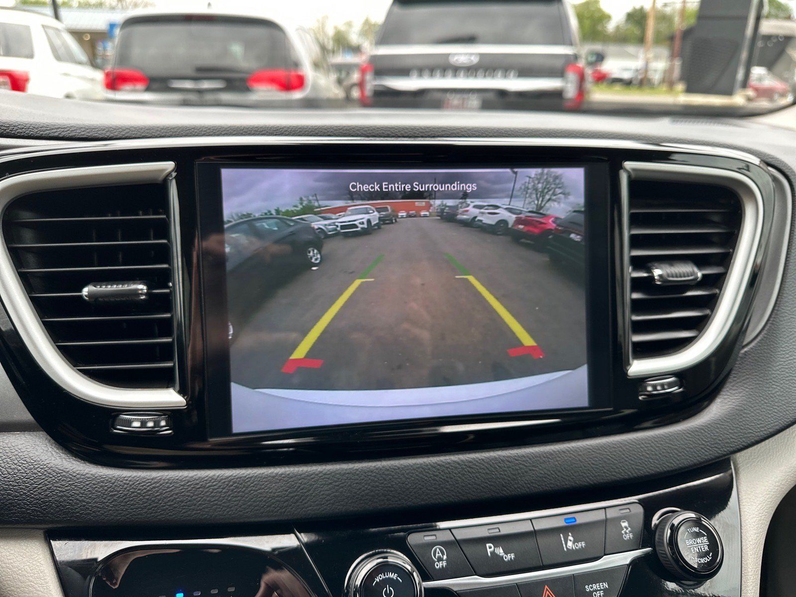 Used 2024 Chrysler Pacifica Touring-L FWD image 25