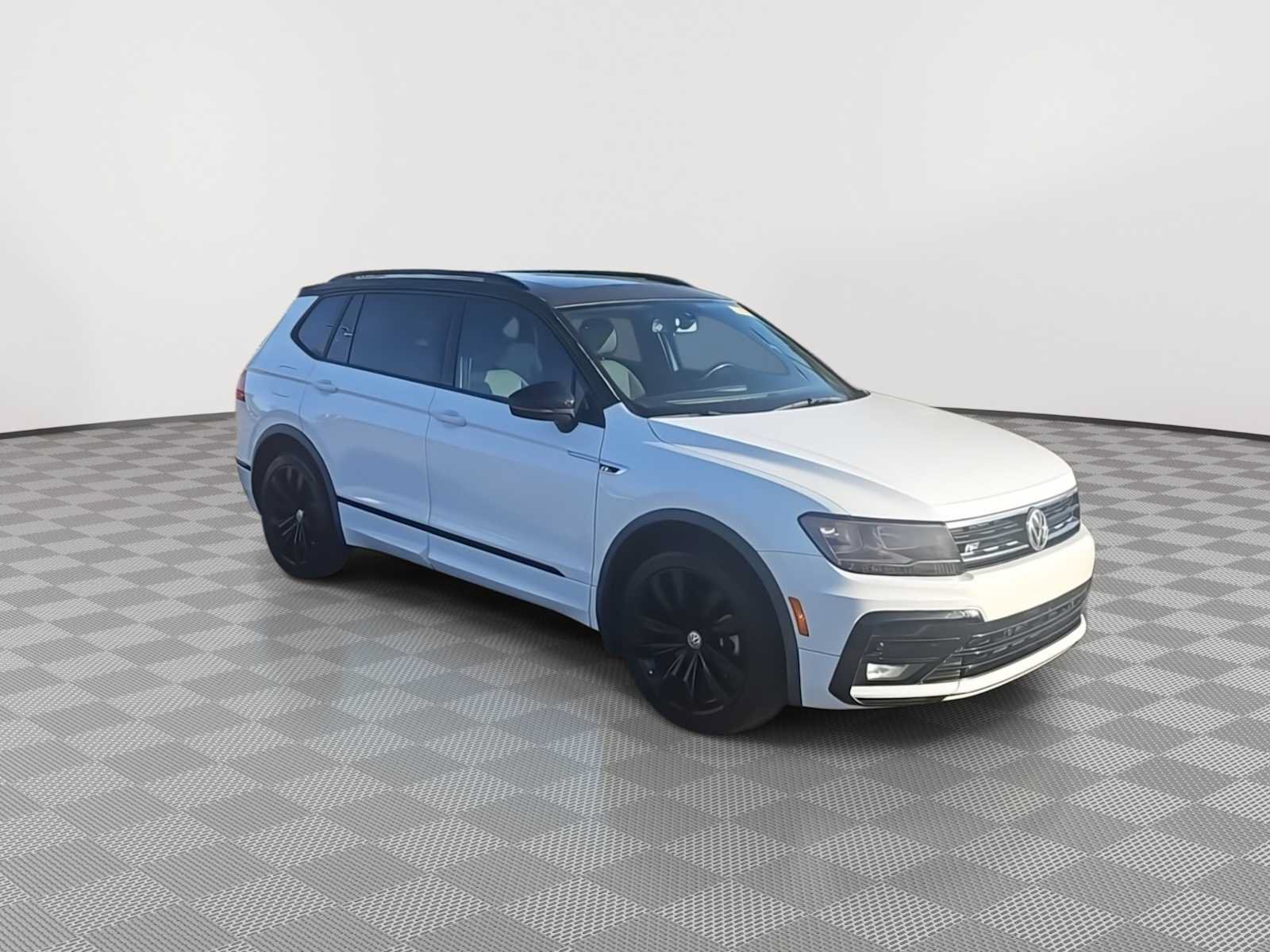 Used 2021 Volkswagen Tiguan SE R-Line FWD image 2