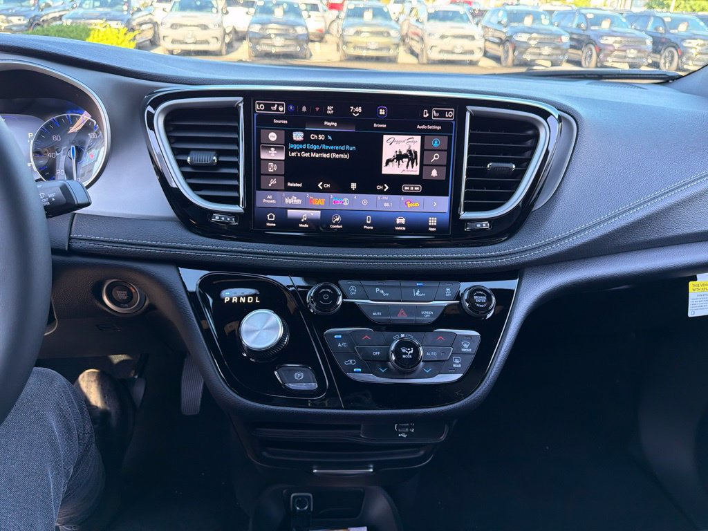 New 2027 Chrysler Pacifica Select FWD image 23