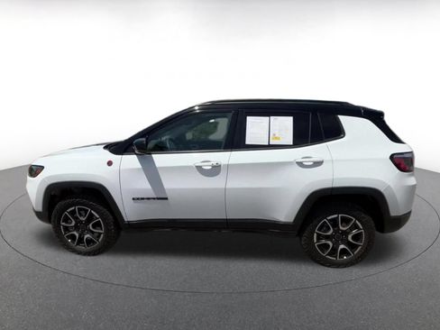 Used 2025 Jeep Compass Trailhawk w/ Trailer Tow Group AWD/4WD image 9