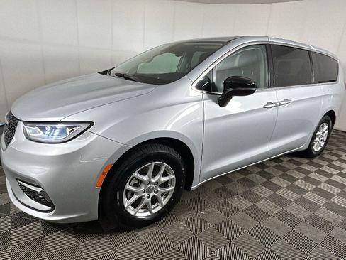 Used 2024 Chrysler Pacifica Touring-L FWD image 6