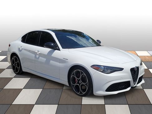 Used 2023 Alfa Romeo Giulia Veloce RWD image 3
