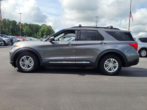 Used 2023 Ford Explorer XLT image 4
