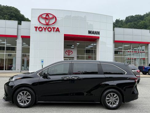 Used 2023 Toyota Sienna XLE image 1