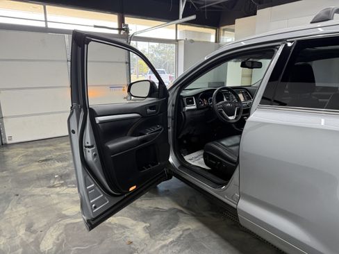 Used 2016 Toyota Highlander XLE AWD/4WD image 8
