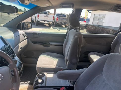 Used 2005 Toyota Sienna LE w/ LE Pkg 3 FWD image 38