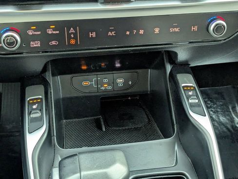 Used 2024 Kia Sorento S FWD image 23