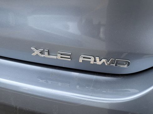 Used 2022 Toyota Highlander XLE AWD/4WD image 7