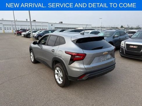Used 2024 Chevrolet Trax LS w/ LS Convenience Package FWD image 10
