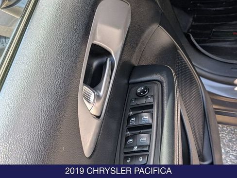Used 2019 Chrysler Pacifica Touring-L w/ Advanced Safetytec Group FWD image 12