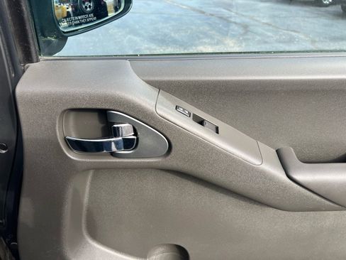 Used 2013 Nissan Frontier SV image 9