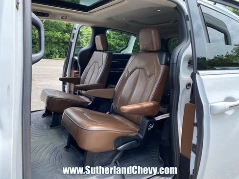 Used 2017 Chrysler Pacifica Limited FWD image 37