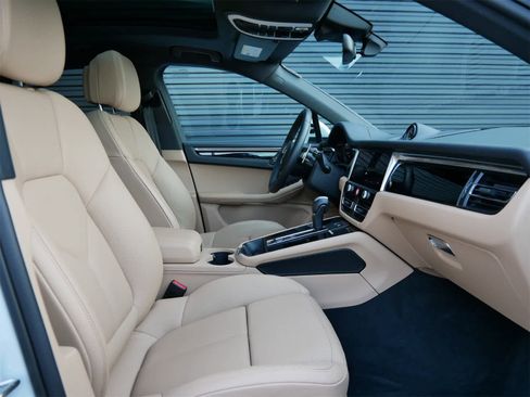 Used 2025 Porsche Macan image 26