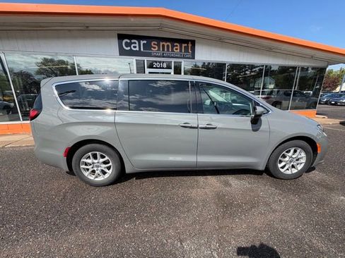 Used 2023 Chrysler Pacifica Touring-L FWD image 8