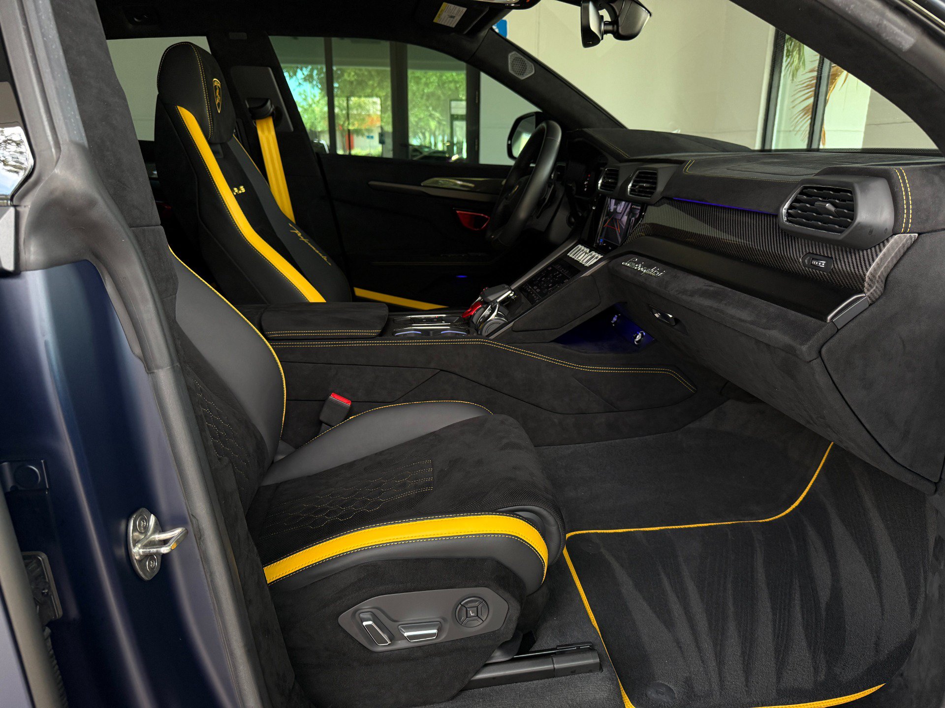 Used 2024 Lamborghini Urus Performante AWD/4WD image 28