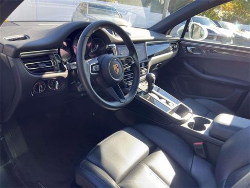 Certified 2022 Porsche Macan image 5