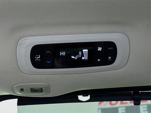 Used 2020 Chrysler Pacifica Limited image 26