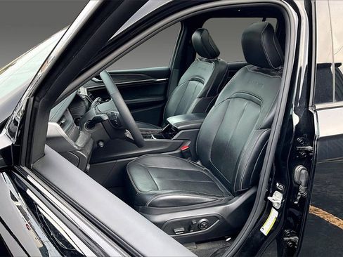 Used 2023 Jeep Grand Cherokee Overland w/ MOPAR Finishing Package image 14