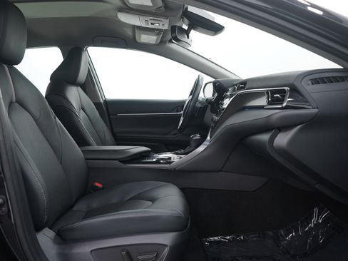 Used 2020 Toyota Camry XSE image 11