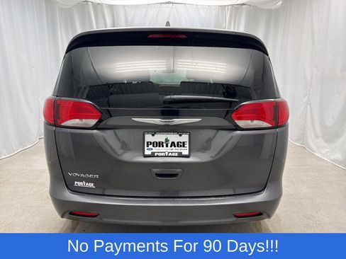 Used 2022 Chrysler Voyager LX FWD image 4