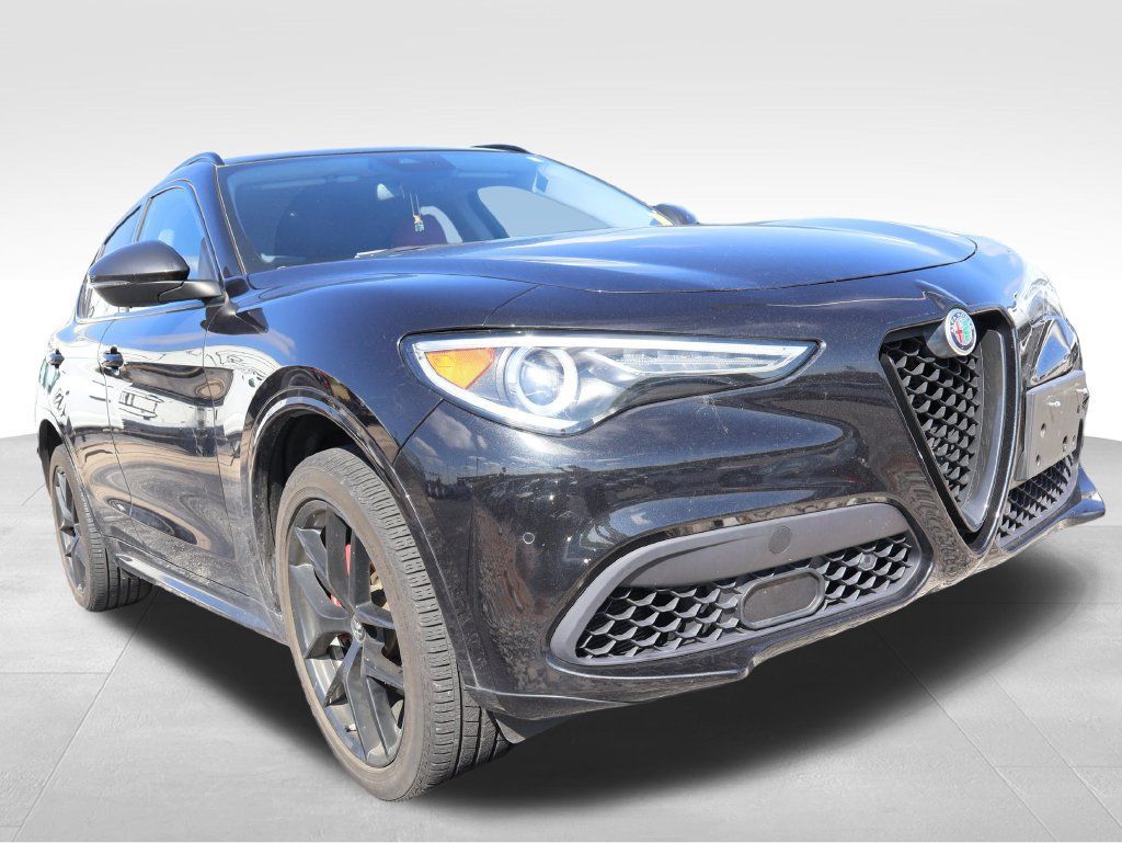Used 2020 Alfa Romeo Stelvio Ti w/ Nero Edizione AWD/4WD image 9