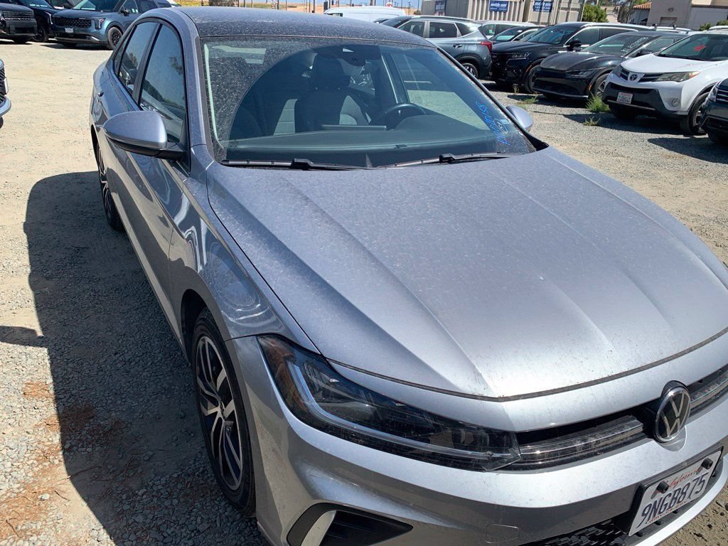 Used 2025 Volkswagen Jetta SE FWD image 4