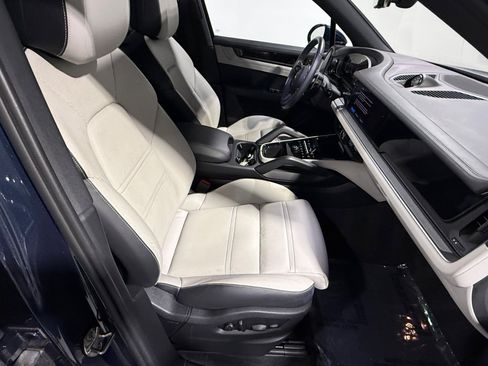 Used 2024 Porsche Cayenne AWD/4WD image 36