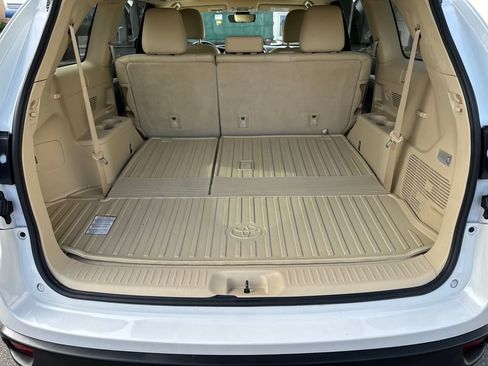 Used 2019 Toyota Highlander XLE AWD/4WD image 17