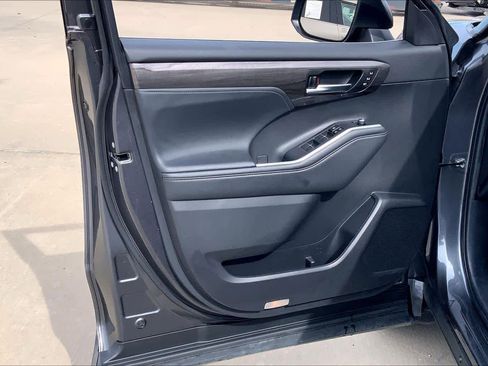 Used 2023 Toyota Highlander Limited image 21