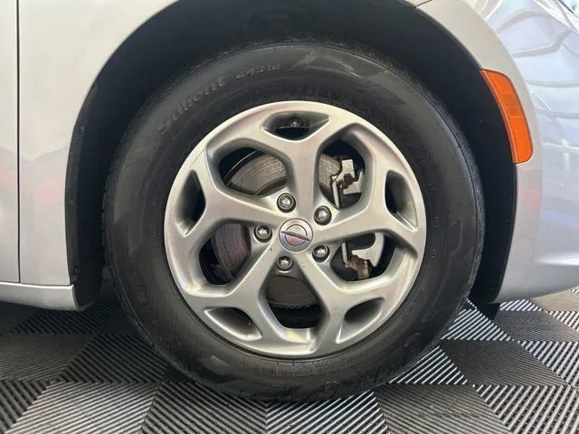 Used 2024 Chrysler Pacifica Limited FWD image 25