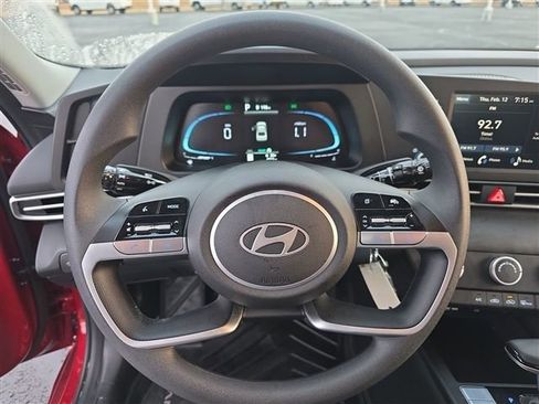 Used 2025 Hyundai Elantra SE image 18
