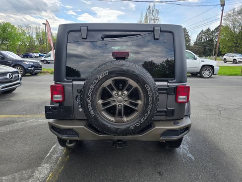 Used 2017 Jeep Wrangler Unlimited Sahara AWD/4WD image 4