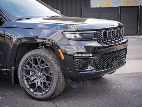 Used 2025 Jeep Grand Cherokee Summit image 3