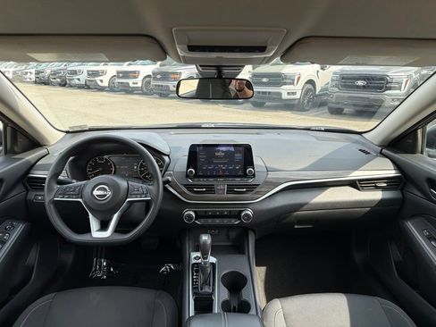 Used 2025 Nissan Altima 2.5 SV FWD image 24