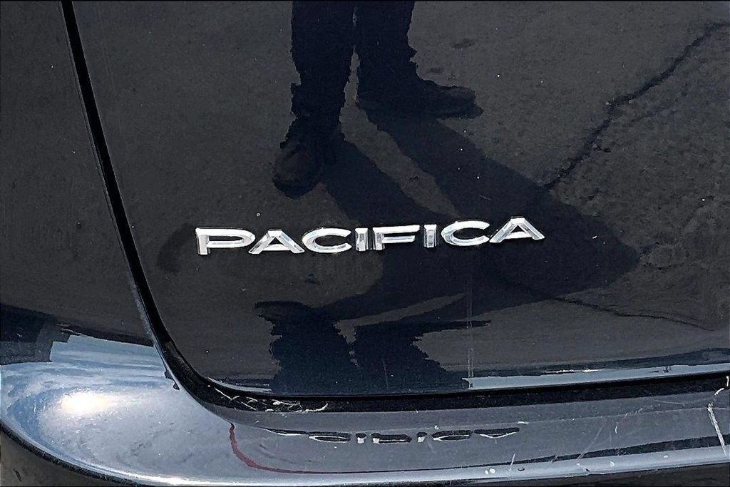 Used 2023 Chrysler Pacifica Touring-L FWD image 8
