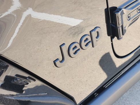 Used 2024 Jeep Gladiator Sport AWD/4WD image 9
