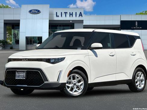 Used 2023 Kia Soul LX w/ LX Technology Package FWD image 1