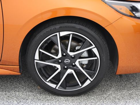 Used 2025 Nissan Sentra SR w/ SR Premium Package FWD image 5