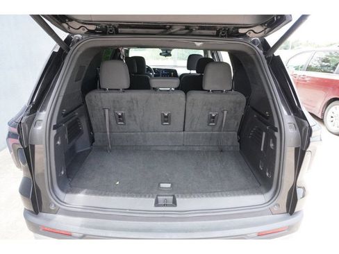 Used 2024 Chevrolet Traverse LT FWD image 32