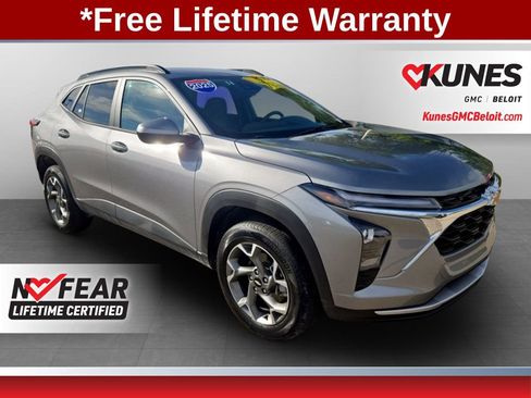 Used 2025 Chevrolet Trax LT FWD image 1
