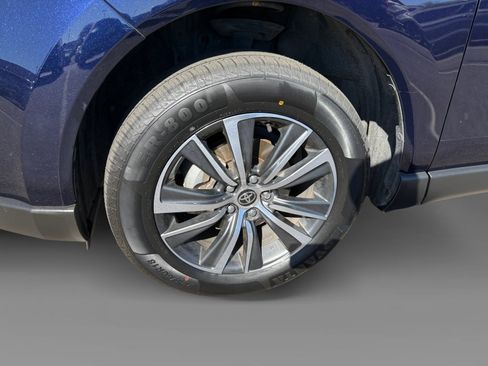 Used 2022 Toyota Venza LE AWD/4WD image 9