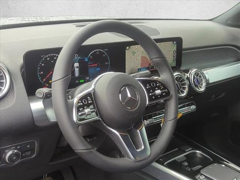 Used 2023 Mercedes-Benz EQB 300 4MATIC image 3