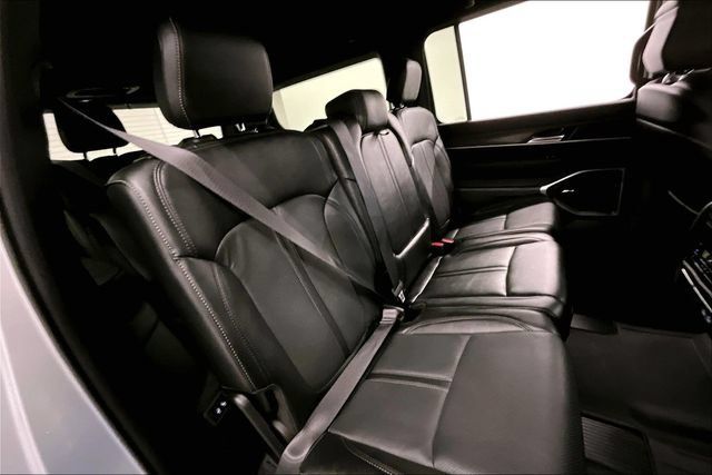 Used 2023 Jeep Wagoneer Series III w/ Preferred Equipment Group AWD/4WD image 26