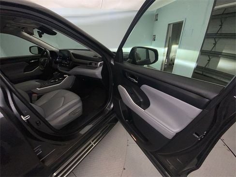 Used 2022 Toyota Highlander XLE image 26