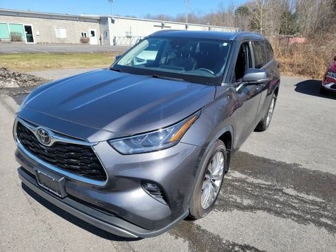 Used 2023 Toyota Highlander Platinum AWD/4WD image 1